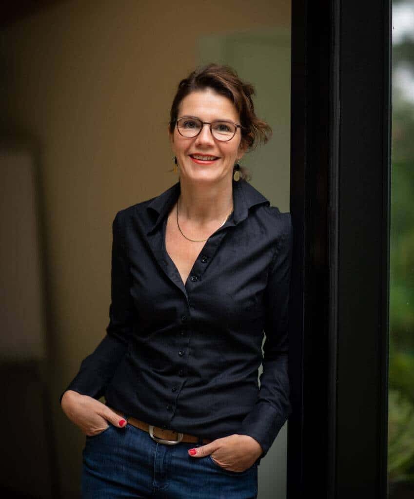 Marlies van Beek, loopbaancoach, in de deuropening van haar praktijk in Doorn