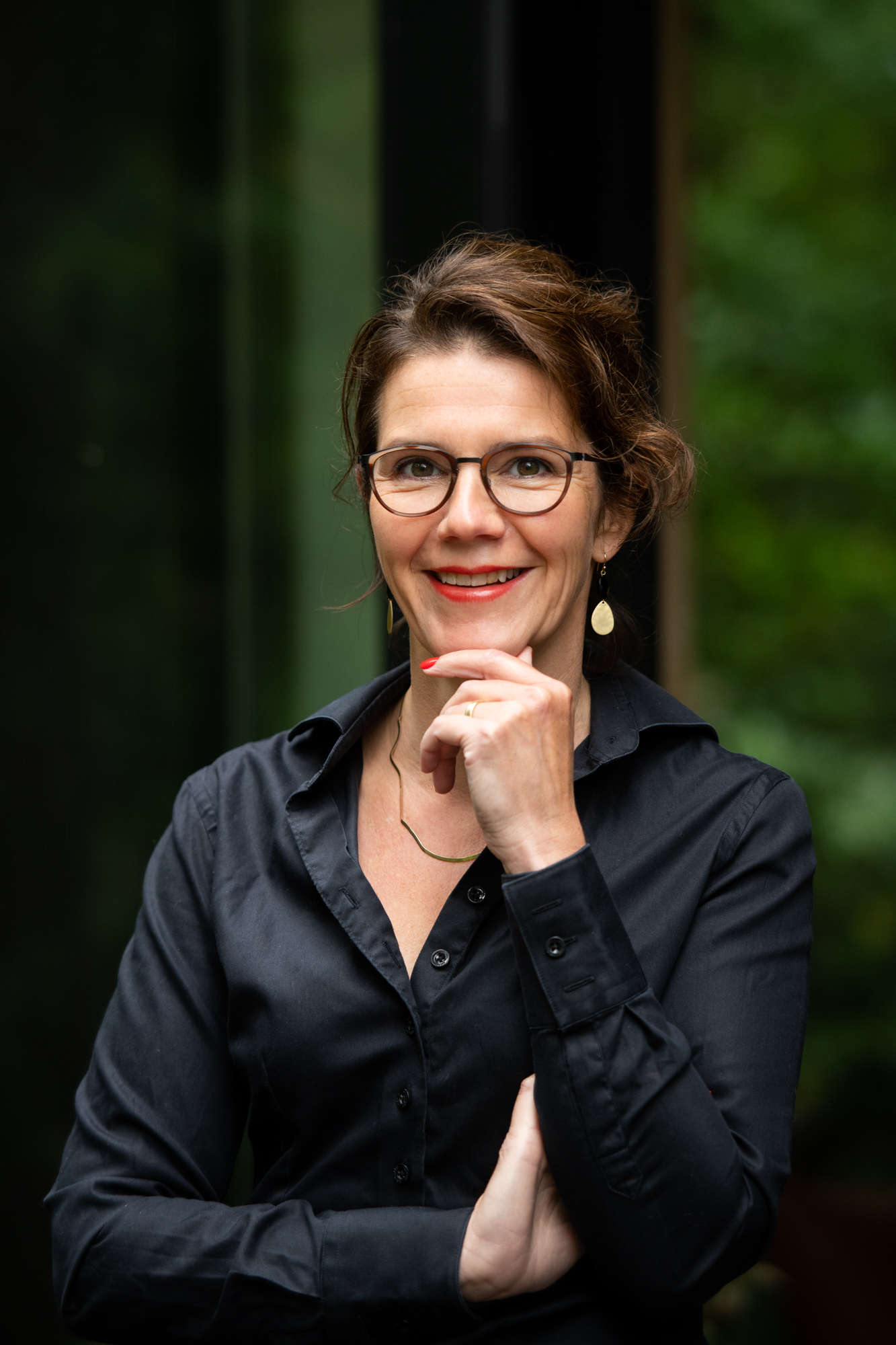 Marlies van Beek – jouw coach voor richting, rust en inzicht Coach Marlies van Beek in een open en krachtig portret, buiten bij haar praktijkruimte in Doorn